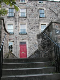 24 Calton Hill, Entrance (1st floor, with listed "castle" windoboxes)